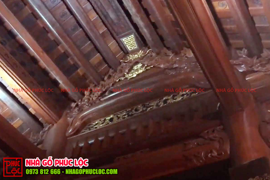 Phần vì đốc của nhà gỗ cổ truyền tại Ninh Hiệp 