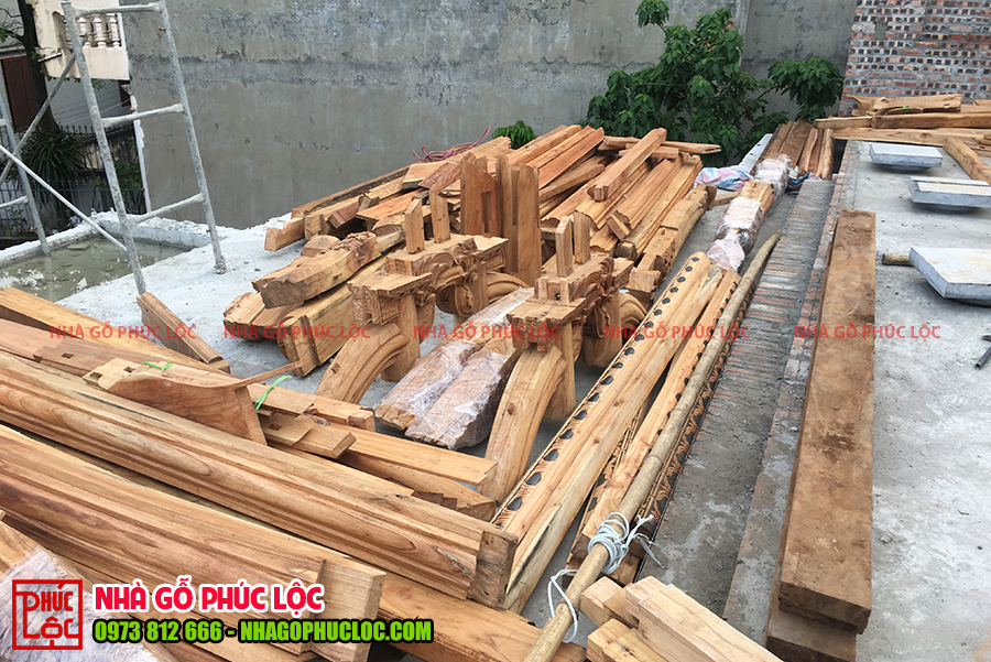Các cấu kiện nhà gỗ chuẩn bị thi công công trình 