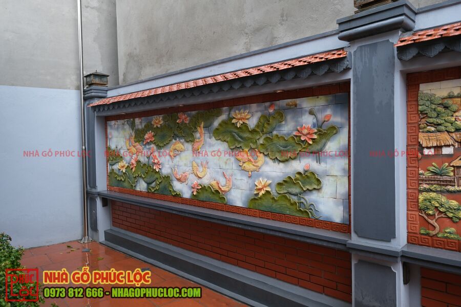 Tường rào mái ngói đắp vẽ tranh ngư quần tụ bên hoa sen 