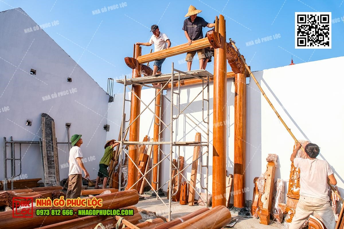 Lắp xà ngang của ngôi nhà gỗ kẻ truyền           