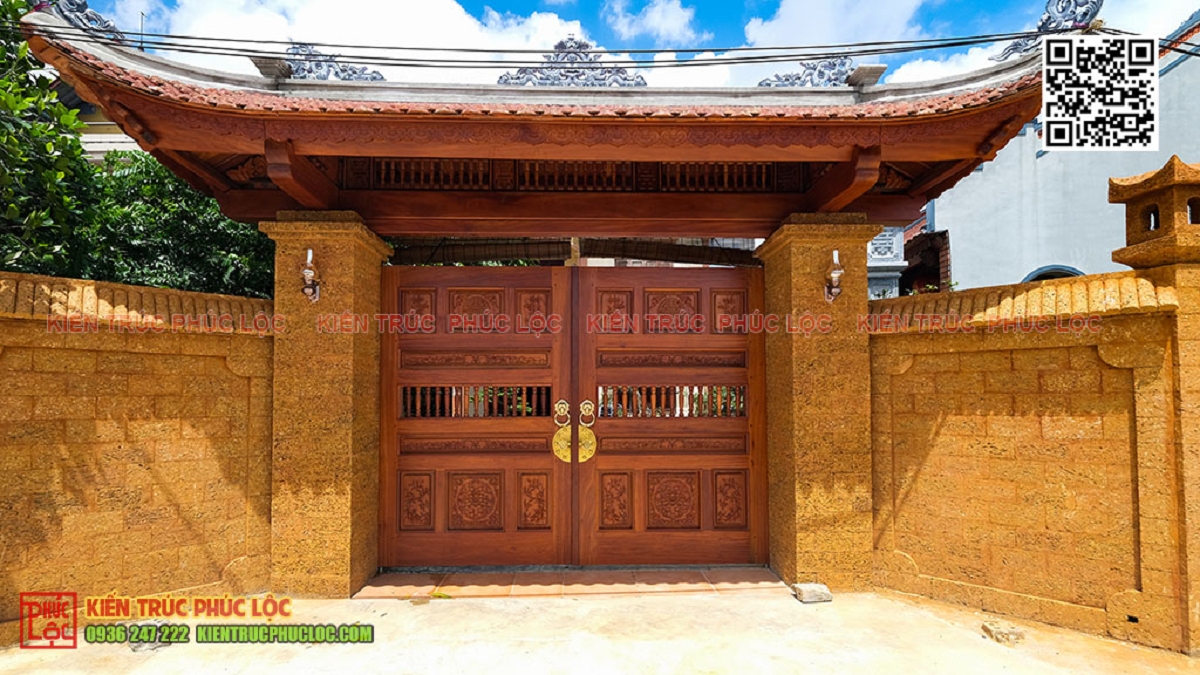 Cổng từ đường thể hiện lòng tôn kính với tổ tiên