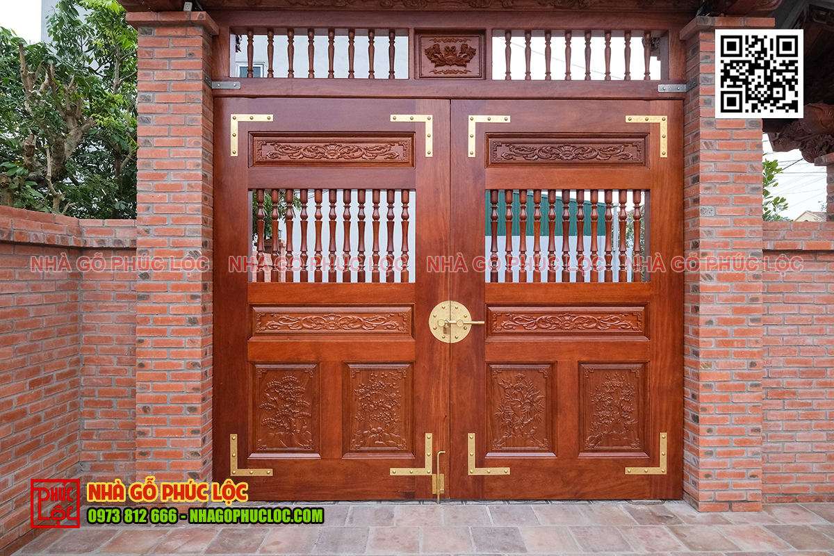 Cánh cổng đục chạm hoa văn đẹp mắt